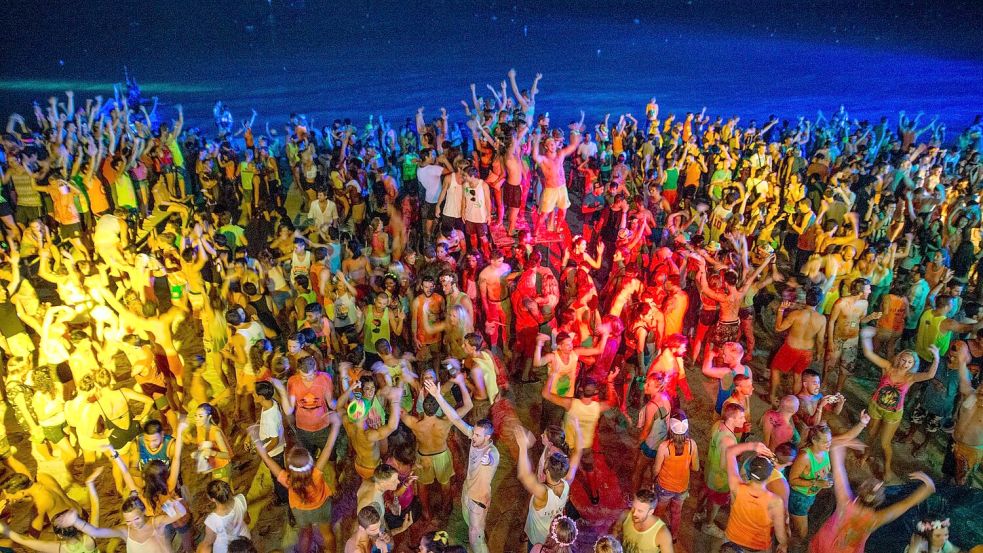 Bis zu 30.000 Gäste nehmen jeden Monat an der Full Moon Party in Koh Phangan teil. (Archivbild) Foto: picture alliance / dpa