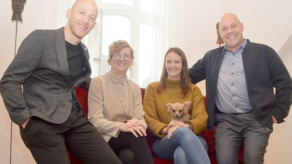 Die Initiatoren der Hochzeitsgala in Rhauderfehn auf dem roten Sofa, auf dem sich die Dienstleister den Heiratswilligen am 16. November vorstellen wollen: (von links) Thies Kruse (Kruse Moden), Daniela Abheiden (Fehntjer Forum), Janine Deters und Karsten Berg (Geschäftsführer Fotomomente Fotografie GbR). Foto: Weers