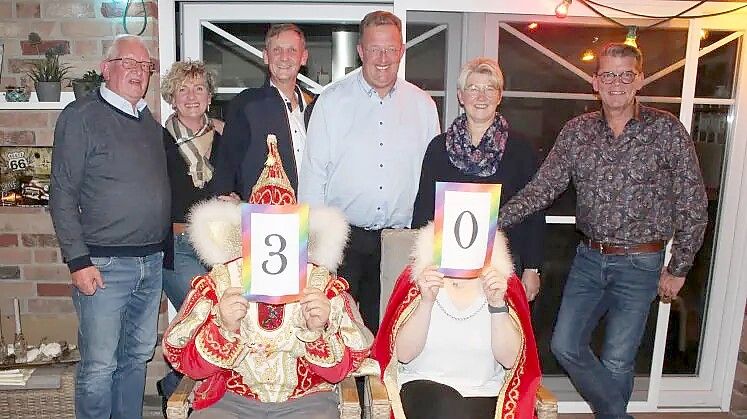 Unter den Augen von (von links) PCV-Vize Karl-Heinz Röttgers, Claudia Heyen, PCV-Präsident Wolfgang Heyen, dem aktuellen Prinzenpaar Arnold und Silvia Dänekas sowie Elferratssprecher Frank Rüther wurde das neue Prinzenpaar eingekleidet. Foto: PCV