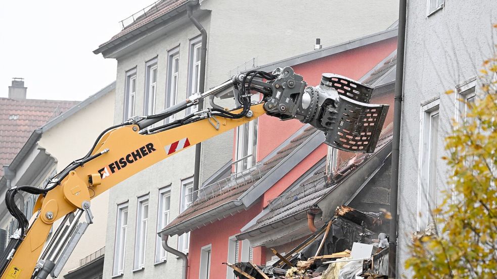 Die Feuerwehr verhinderte, dass das Feuer auf Nachbargebäude übergriff. Foto: Bernd Weißbrod/dpa