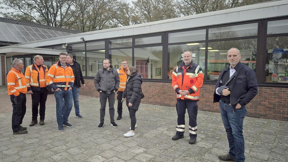 Zufrieden mit dem Verlauf der Übung zeigten sich die Beteiligten aller Fachbereiche und Rettungsdienste. Foto: Gemeinde Apen