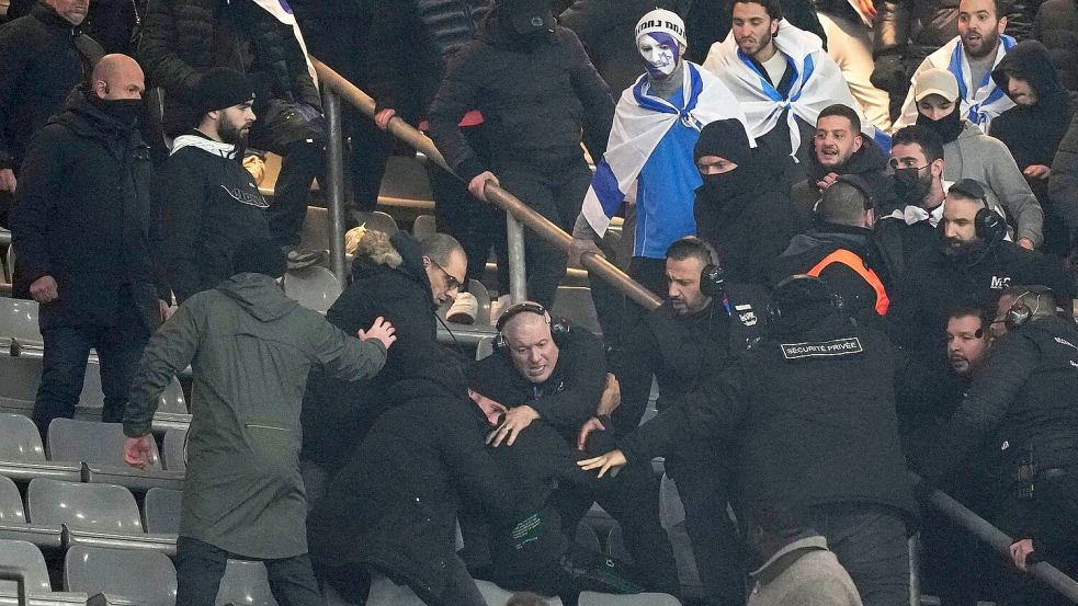 In der ersten Halbzeit kommt es zu Rangeleien im Stadion. Foto: Thibault Camus/AP