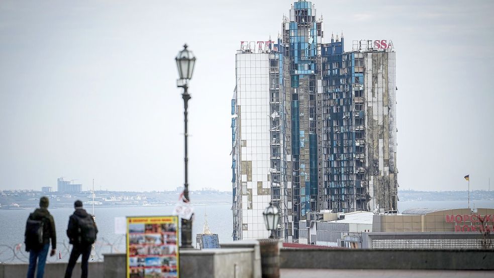 Odessa wird immer wieder beschossen. Das Hotel Odessa nahe dem Hafen der Stadt wurde bereits vor mehr als einem Jahr bei einem Angriff mit Marschflugkörpern zerstört. (Archivbild) Foto: Kay Nietfeld/dpa