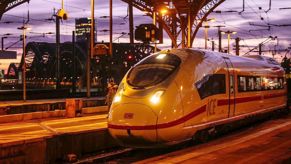 Waren im Oktober kaum pünktlicher unterwegs als zuletzt: die Fernzüge der Deutschen Bahn. (Archivbild) Foto: Oliver Berg/dpa