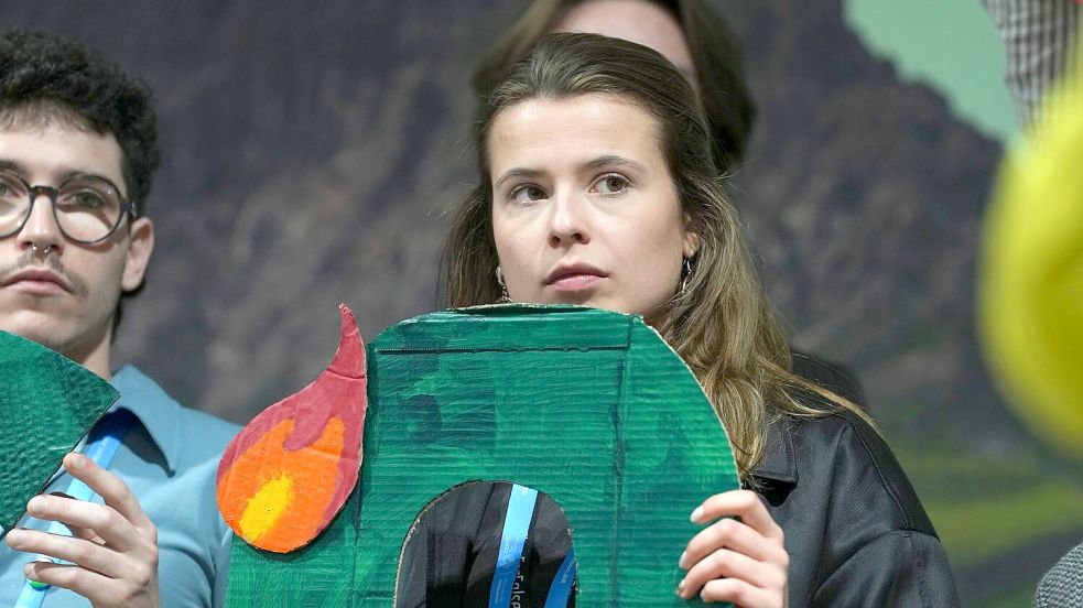 Prangert den Einfluss der Fossil-Konzerne an: Luisa Neubauer. Foto: Peter Dejong/AP/dpa