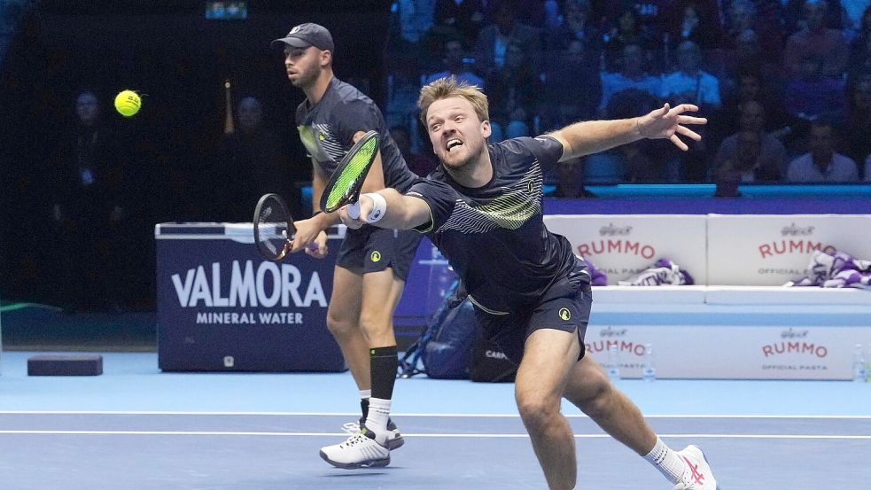 Tim Pütz (l) und Kevin Krawietz (r) haben am Samstag die Chance, ins Endspiel der ATP Finals einzuziehen. Foto: Antonio Calanni/AP/dpa