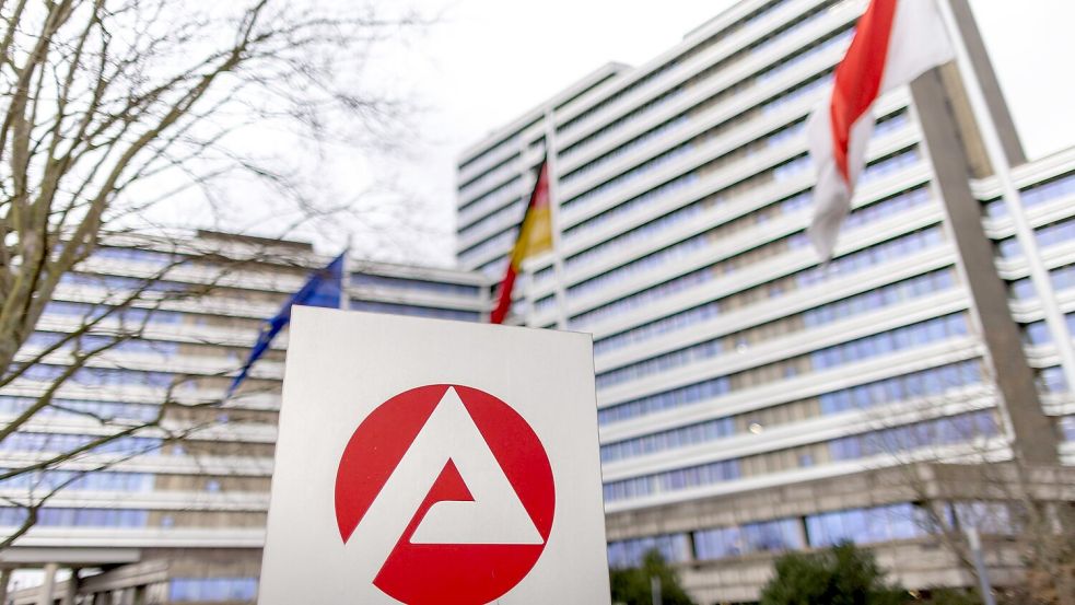 Die Bundesagentur für Arbeit steuert auf ein Haushaltsminus zu. (Archivbild) Foto: Daniel Karmann/dpa