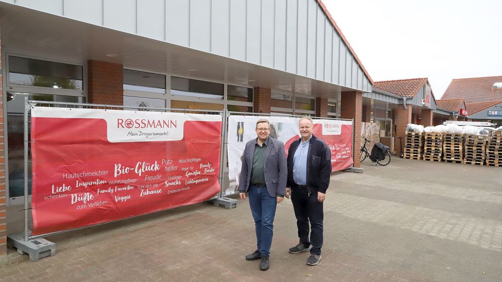 In diesem Gebäude des Einkaufszentrums Barßel zieht die Filiale des Drogeriemarktes Rossmann ein. Vor Ort schauten sich Bürgermeister Nils Anhuth (links) und Bauherr Christoph Raming die laufenden Bauarbeiten an. Foto: Passmann