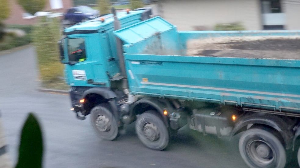 Das wird eng: Der Lkw-Verkehr für das Neubaugebiet Kreuzbreden Ost führt durch die angrenzende „Blumensiedlung“. Für die Anlieger wird das zur Belastung. Foto: Moormann