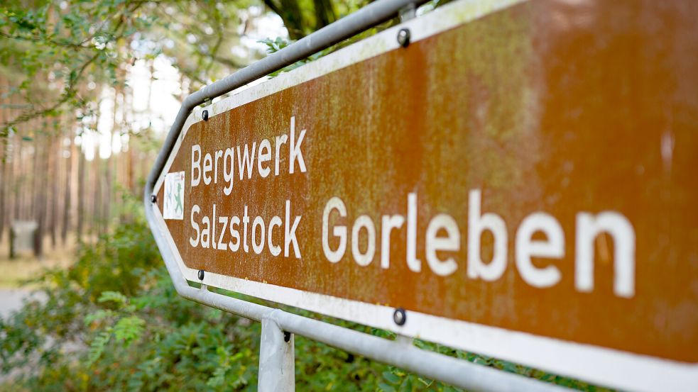 Ein Schild zeigt den Weg zum ehemaligen Erkundungsbergwerk Gorleben. Nun steht der Salzstock vor seiner Verfüllung. Foto: dpa/Philipp Schulze