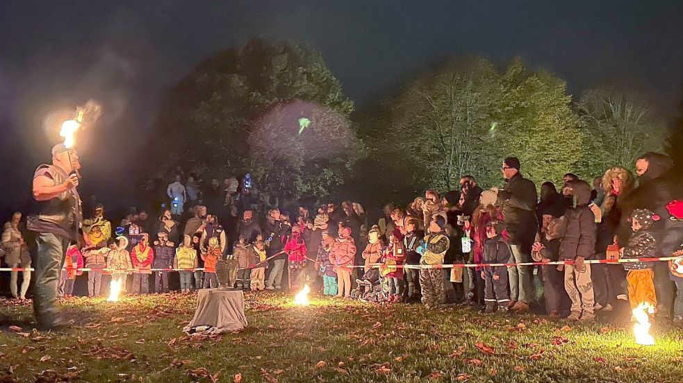 Die Gruppe „Funkenhalunken“ zogen die Zuschauer mit Feuerakrobatik-Nummern in ihren Bann. Foto: Gemeinde Ostrhauderfehn