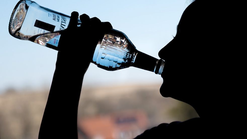 An Alkohol zu kommen, ist für unter 18-Jährige oft kein Problem. Foto: Silas Stein/dpa