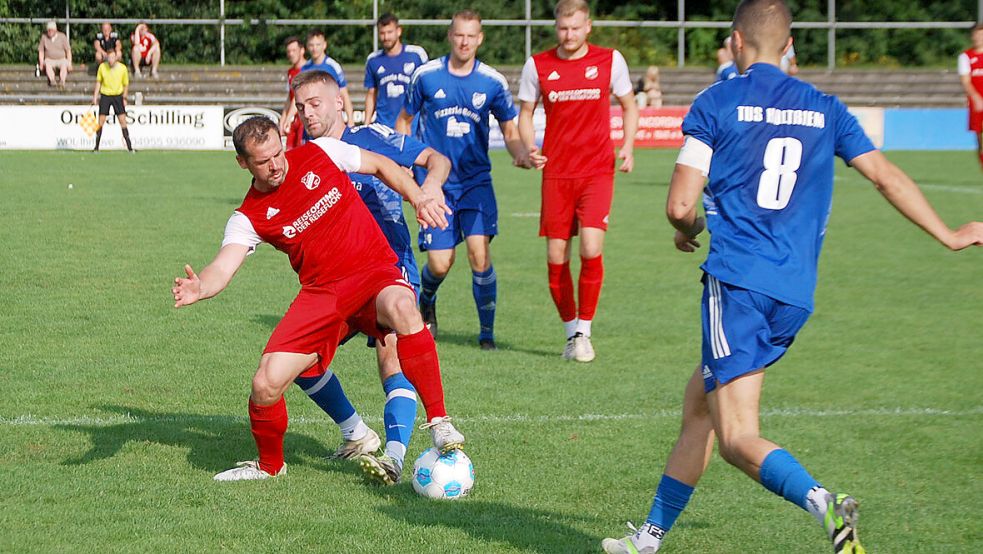 Concordia Ihrhove (am Ball Peter Landel) tritt zum Rückspiel beim TuS Holtriem (blaues Trikot) an. Foto: Reemts