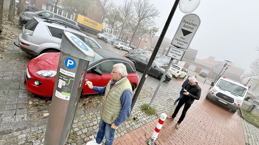 Wer in Leer auf städtischen Parkplätzen – wie hier auf dem Ernst-Reuter-Platz – sein Fahrzeug abstellt, muss dafür Gebühren bezahlen. Foto: Ortgies