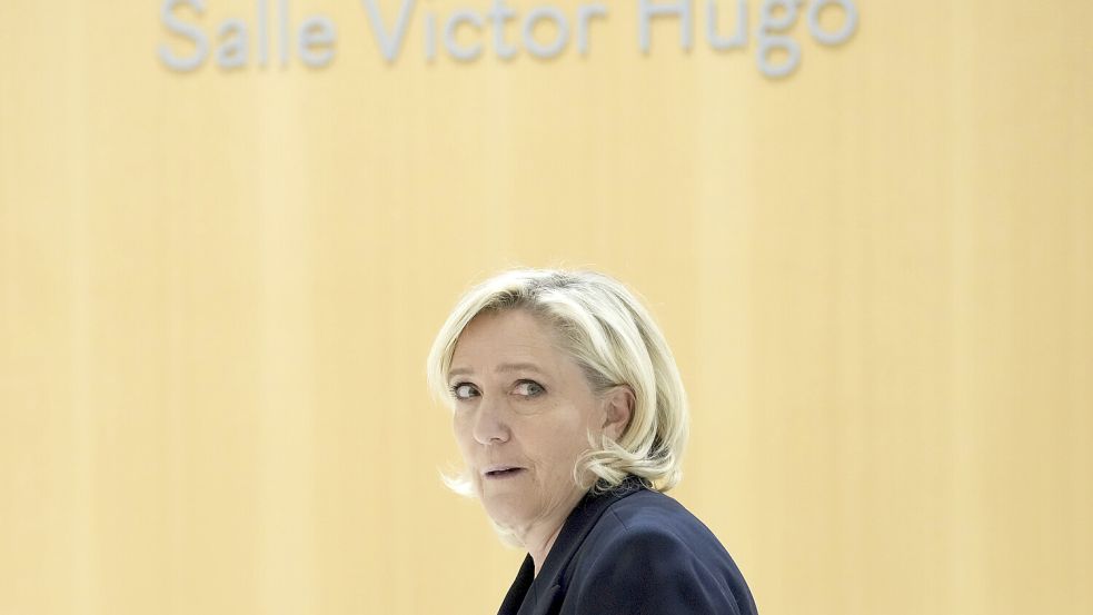 Marine Le Pen, Parteivorsitzende der rechtsextremistischen Partei Rassemblement National, kommt in den Gerichtssaal, wo der Prozess wegen der mutmaßlichen Veruntreuung von Geldern des Europäischen Parlaments stattfindet. Foto: dpa/Aurelien Morissard