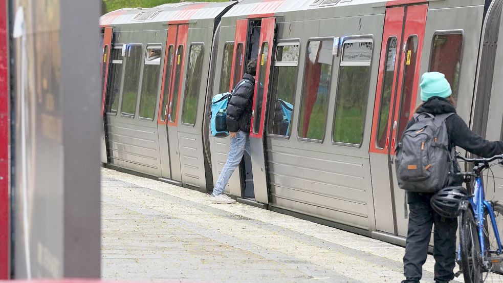 Über das Fortbestehen des Deutschlandtickets für Busse und Bahnen des Nah- und Regionalverkehrs wird seit seiner Einführung im Mai 2023 immer wieder gestritten. (Archivbild) Foto: Marcus Brandt/dpa