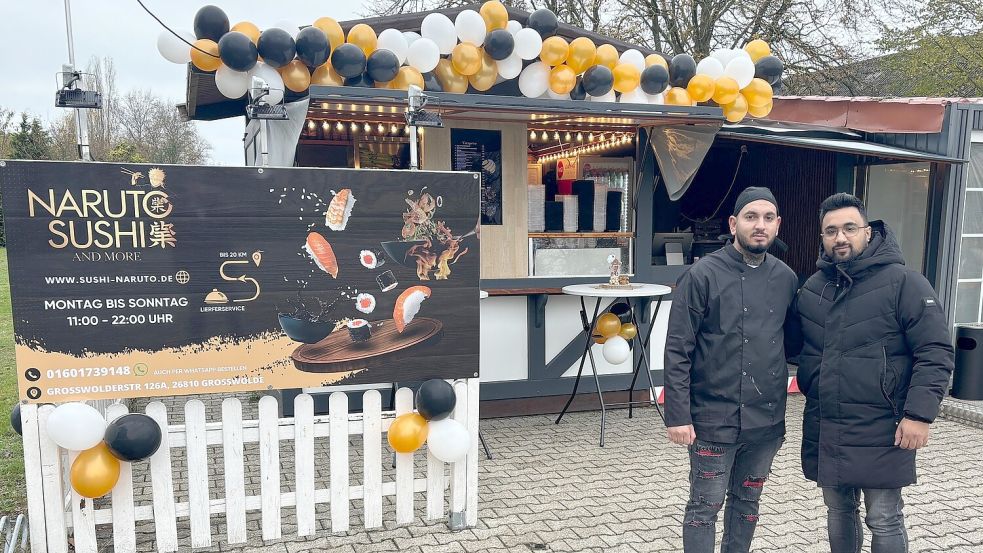 Die beiden Betreiber Sahit Supniqaj (rechts) und Roland Pataki haben den Imbiss an der Bundesstraße in Großwolde eröffnet. Foto: Ammermann