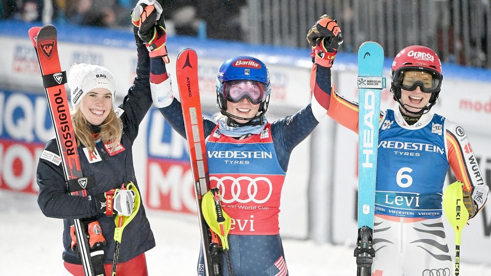 Siegerin Mikaela Shiffrin (Mitte), Katharina Liensberger (links) und Lena Dürr auf Platz drei (rechts) jubeln in Levi. Foto: Jussi Nukari/Lehtikuva/dpa