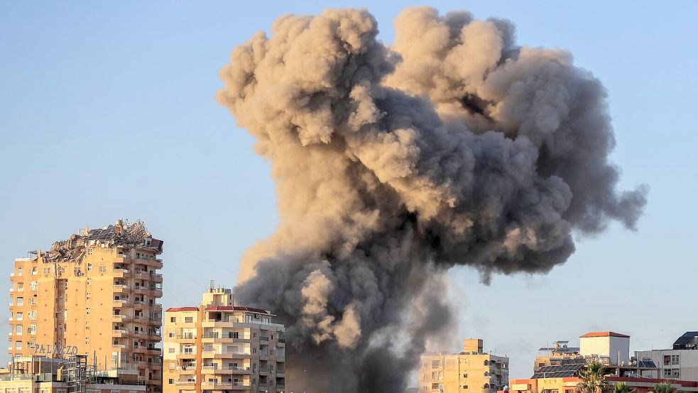 Auch die Küstenstadt Tyros im Südlibanon wurde aus der Luft attackiert. Foto: Mohammed Zaatari/AP/dpa