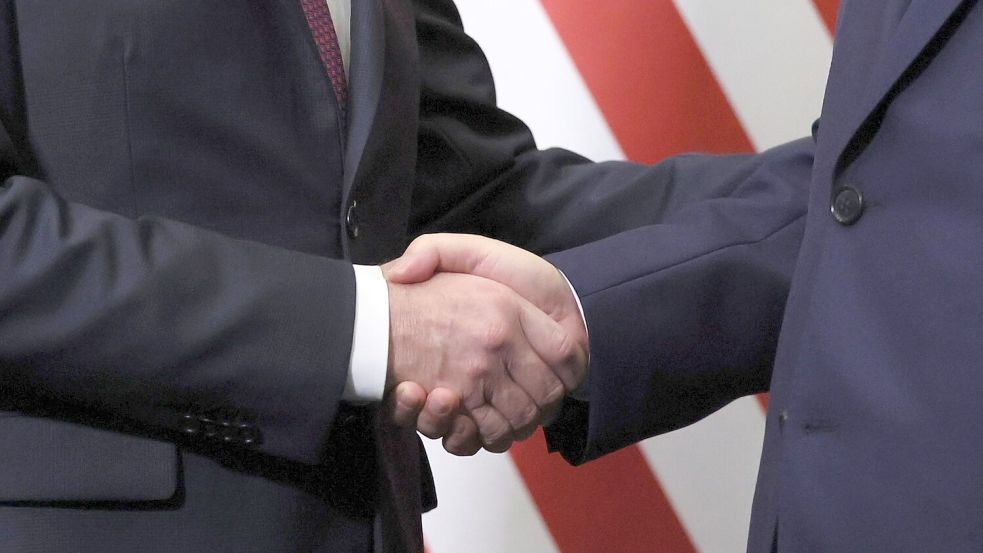 Biden und Xi geben sich die Hand. Foto: Leah Millis/Pool Reuters/AP/dpa