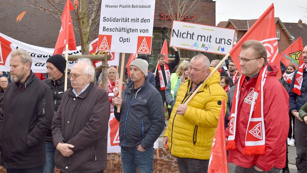 An der Kundgebung von Opti nahmen unter anderem auch Rhauderfehns Bürgermeister Geert Müller (links) und der frühere SPD-Bundestagsabgeordnete Clemens Bollen (2. von links) teil. Foto: Zein