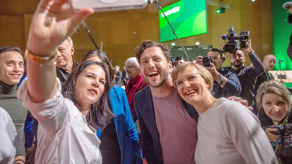 Die beiden neuen Grünen-Chefs und Außenministerin Baerbock beim Selfie. Foto: Michael Kappeler/dpa