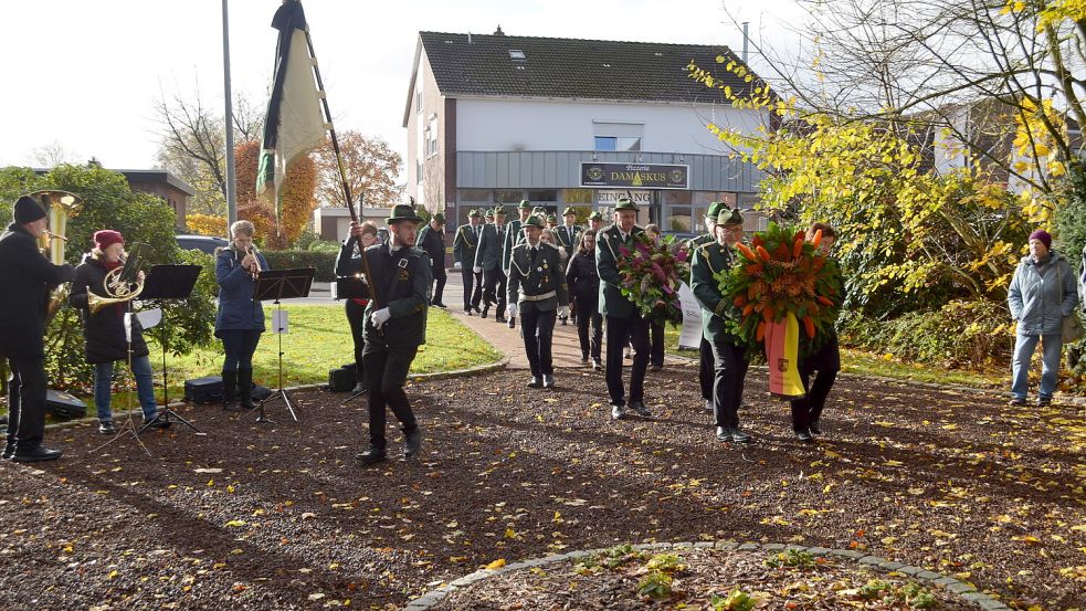 Die Schützen des Vereins "Eiche" Idafehn brachten anlässlich des Volkstrauertags einen Kranz für alle Idafehner Vereine und den Ortsverband des Sozialverbands Deutschland zum Denkmal neben der lutherischen Kirche in Idafehn. Ein weiterer Kranz wurde von der Gemeinde Ostrhauderfehn dort niedergelegt. Foto: Fertig