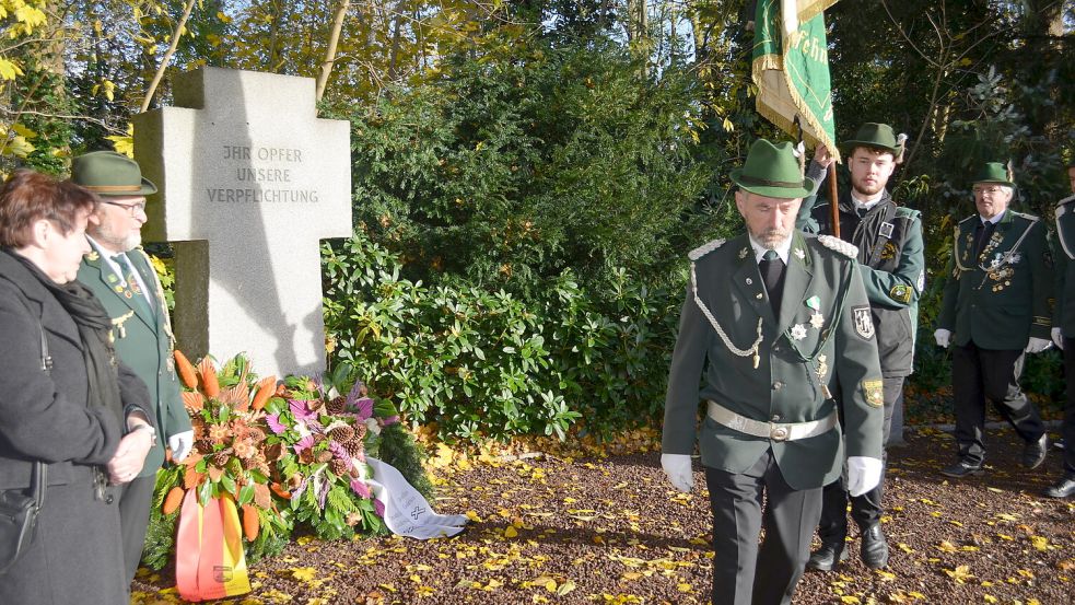 Nach der Kranzniederlegung marschierte der Schützenverein unter dem Kommando von Gerd Wilts (vorne) am Denkmal vorbei. Foto: Fertig