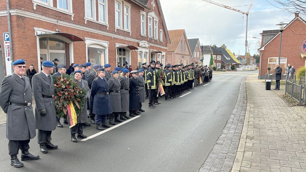 Kranzniederlegungen gab es auch in Ihrhove. Dort hielt Ihrhoves Ortsbürgermeister Beene Oldigs eine Rede. Schüler des Schulzentrums Collhusen gingen auf die Geschichte des Volkstrauertages ein. Teil nahmen an der Zeremonie Abordnungen der Bundeswehr, der Ihrhover Feuerwehr, der Kyffhäuser-Kameradschaft und des Schützenvereins Folmhusen. Foto: Ammermann