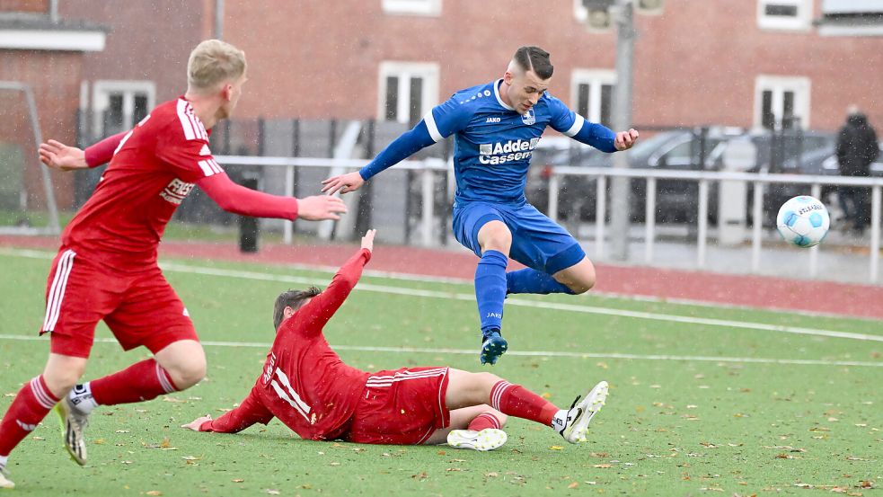 TuRa 07 (rote Trikots) stand lange hinten sicher. Foto: Doden/Blomberg