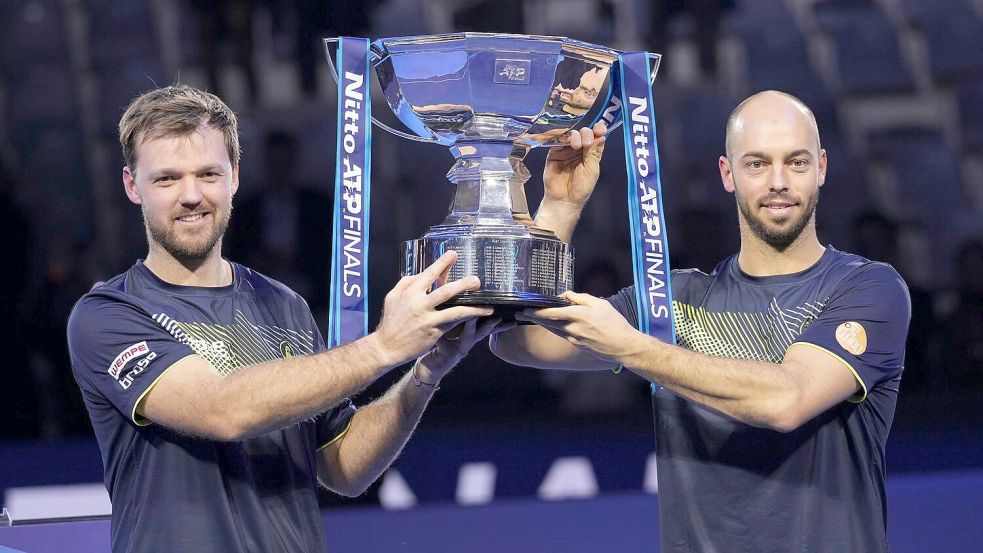 Das hat noch nie ein deutsches Doppel geschafft: Kevin Krawietz (l) und Tim Pütz (r) gewinnen das Saisonfinale. Foto: Antonio Calanni/AP/dpa