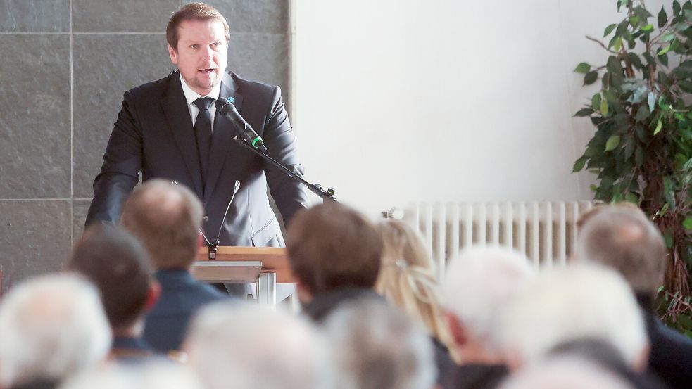 Oberbürgermeister Tim Kruithoff sprach in der Kapelle des Stadtfriedhofs Tholenswehr. Foto: J. Doden