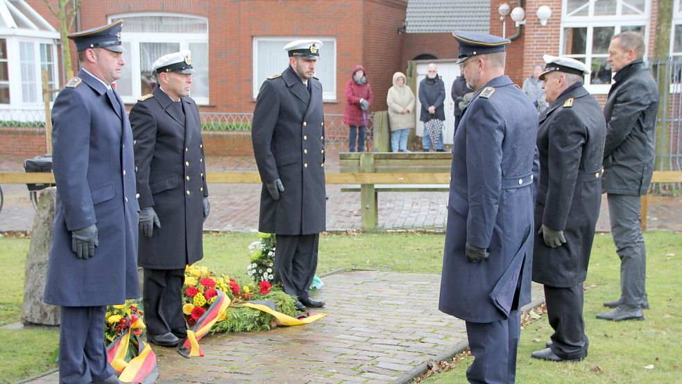 Auch auf der Insel Borkum am Kriegerdenkmal wurden Reden gehalten und Kränze niedergelegt. Foto: Ferber