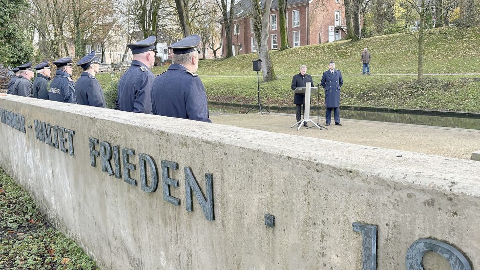 In Aurich appellierte Bürgermeister Horst Feddermann am Ehrenmal an Empathie und Toleranz der Menschen. Foto: Mieke Matthes