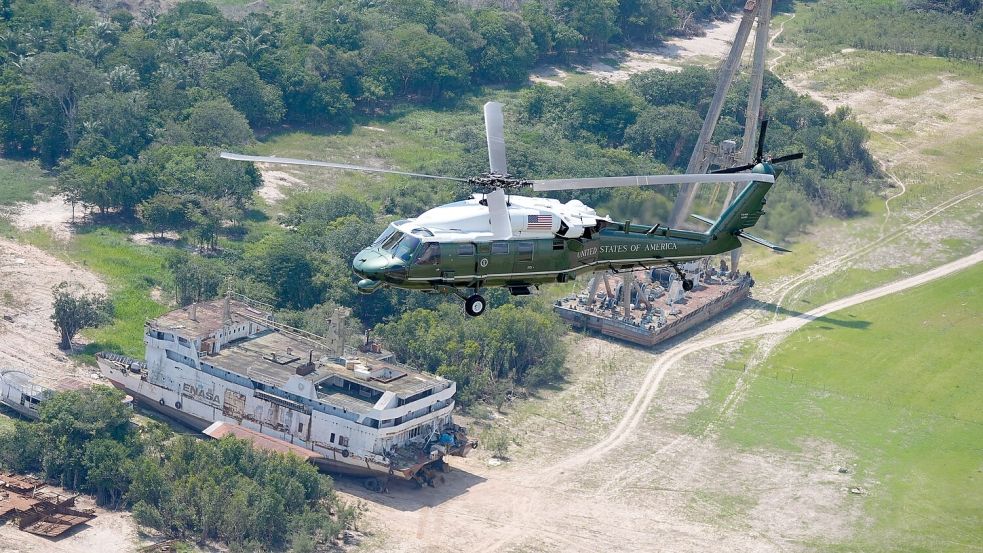 Biden schaut sich den Amazonas aus der Luft an. Foto: Manuel Balce Ceneta/AP