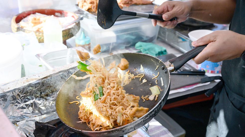 In vielen asiatischen Restaurants wird das Essen mit Glutamat gewürzt. Foto: dpa/Bernd von Jutrczenka