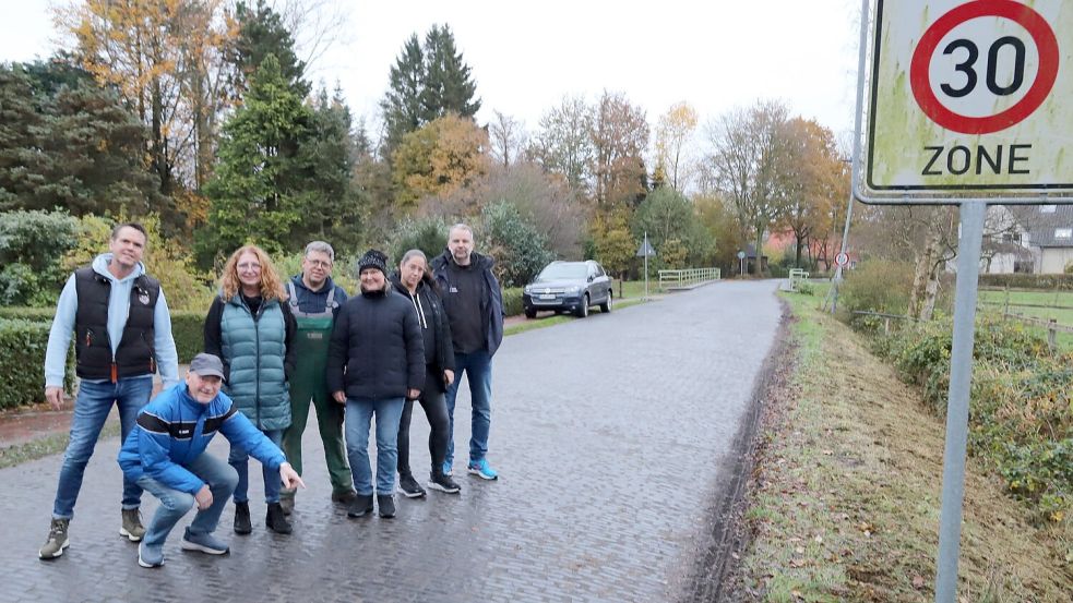 Die Anwohner der Straße „Zum Walde“ sind über den Straßenlärm, verursacht durch die Raserei über das Klinkerpflaster genervt , obwohl hier die 30er Zone gilt. Sie wollen eine Verkehrsberuhigung. Foto: Passmann