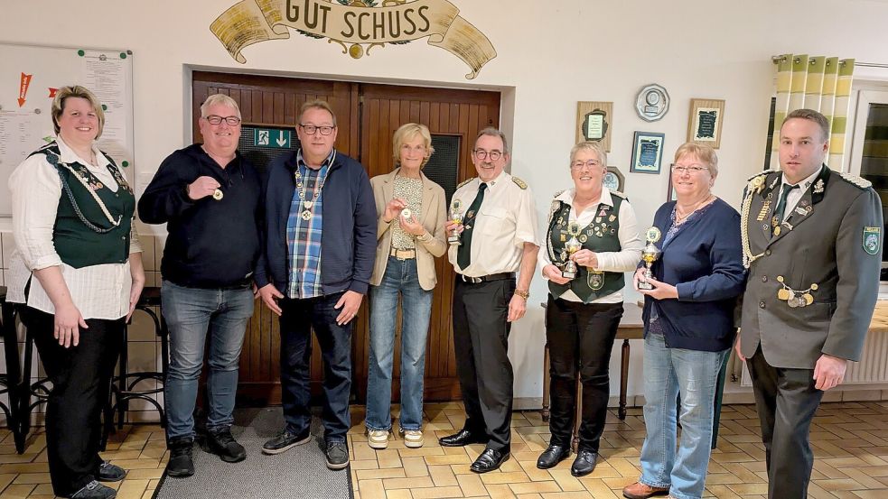 Neuer Kaiser des Schützenvereins Neuland ist Lutz Bissa (3. von links). Der Vorstand gratulierte (von links): Cornelia Beelmann, Heiko Pohl, Mechthild Lücking, Siegfried Ukena, Brigitte Warnken, Renate Schulte, Christian Fennen. Foto: Passmann