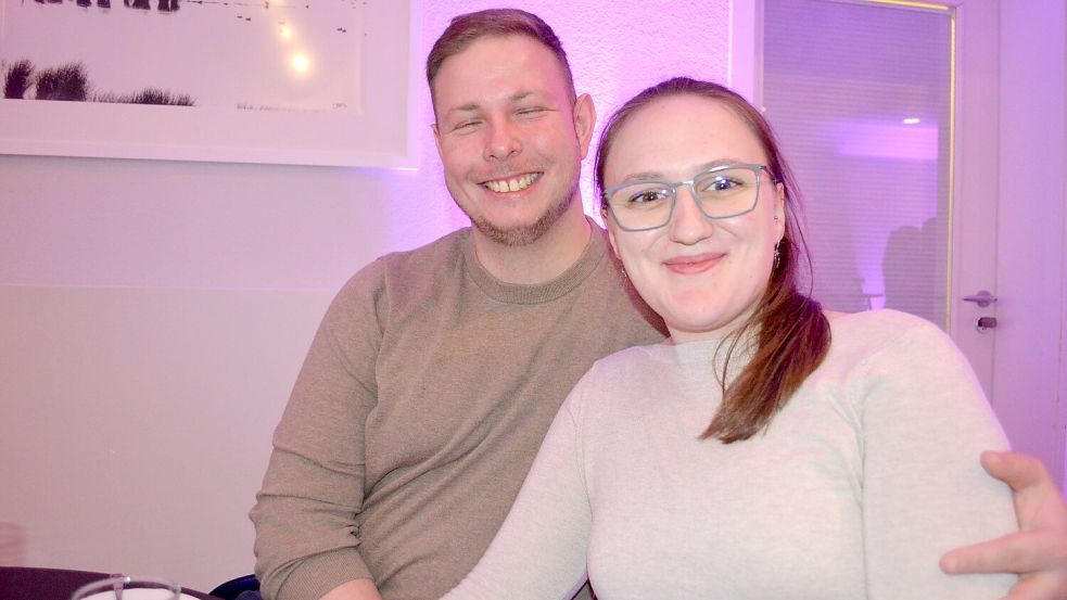 Sven Kuhlmann, 28, und Hanna Telgen, 24, aus Rhauderfehn, werden im August 2025 heiraten. Sie sind spontan zur Hochzeitsgala gegangen, weil sie sich Anregungen holen möchten für ihr großes Fest. Foto: Fertig