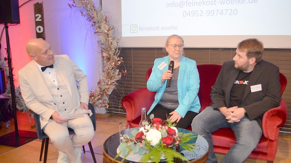 Auch Jana Wölke und Oliver Bruns lassen sich von Moderator Karsten Berg über ihren Cateringservice Feine Kost Wölke interviewen. Sie haben außerdem das Fingerfood zubereitet, das an den Tischen serviert wird. Foto: Fertig