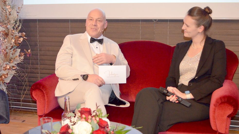 Um sein eigenes Unternehmen zu präsentieren, die GbR Fotomomente, die er mit seiner Partnerin Janine Deters führt, nahm Karsten Berg, der das Publikum durch den Abend führte, selbst auf dem roten Sofa Platz. Foto: Fertig