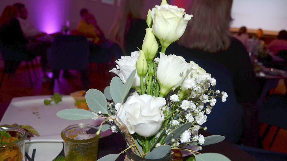 Auch der elegante Blumenschmuck auf den Tischen wurde im Langholter Geschäft Mareikes Lindenblüte zusammengestellt. Foto: Fertig