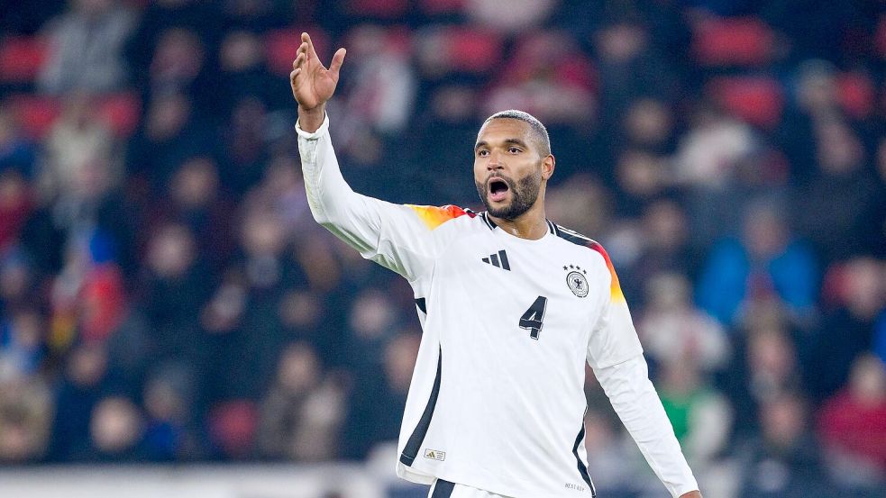 Jonathan Tah flog mit dem DFB-Team nach Budapest, obwohl er da nicht spielen darf. Foto: Tom Weller/dpa