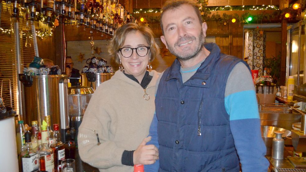 Anna und Arben „Benny“ Haxhijaj in ihrer Glühweinbude. Die steht vor ihrer Eisdiele an der Langen Straße 55 in Barßel. Sie ist seit 7. November geöffnet und das noch bis Mitte Januar. Die rustikale, weihnachtlich dekorierte Holzhütte ist ein beliebter Treffpunkt in Barßel. Foto: Fertig