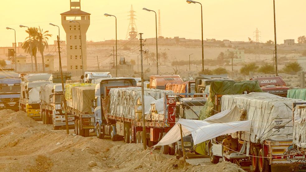 Der Transport von Hilfsgütern zu den notleidenden Menschen im Gazastreifen so wie auf diesem Archiv-Foto vom vergangenen September zu sehen, ist riskant. Nun wurde ein Konvoi mit mehr als 100 Lastwagen geplündert. Foto: Amr Nabil/AP/dpa