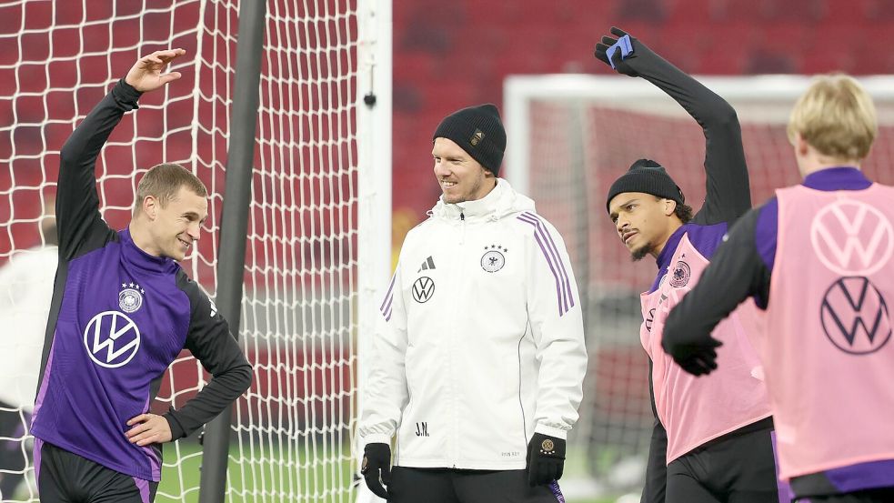 Aufwärmen für den Jahresausklang. Deutschland spielt gegen Ungarn in Budapest. Foto: Christian Charisius/dpa