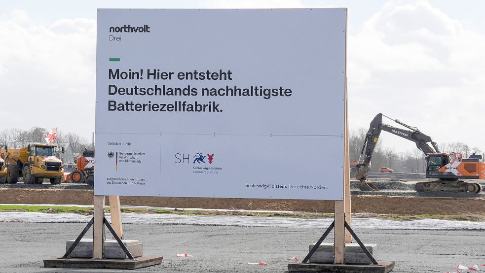 Bauschild für das Northvolt-Werk bei Heide: Was wird aus der geplanten Batteriefabrik? Foto: Marcus Brandt