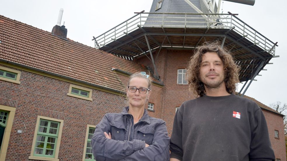 Sie werden die Mühle in Backemoor verlassen: Susanne und Ronald Scheltens vor dem Ensemble von Mühle und Müllerhaus, in dem sie seit 2020 zu Hause sind, und das sie mit viel Arbeitseinsatz, Liebe und Zeitaufwand renoviert und betriebsfertig gemacht hatten. Foto: Fertig