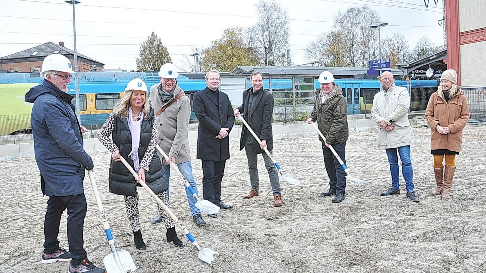 Die Vertreter der Politik – Bruno Schachner (Grüne), Hiltrud Richmond (CDU), Sven Albert (FDP/Moin) – sowie Architekt Arnd Andreas Vickers, Henning Fietz von der Suchtkrankenhilfe Ostfriesland als Betreiber, Bürgermeister Claus-Peter Horst, Erster Stadtrat Detlef Holz und Alexandra Abraham vom Gebäudemanagement der Stadt Leer machten den symbolischen ersten Spatenstich für die Fahrradstation. Foto: Wolters