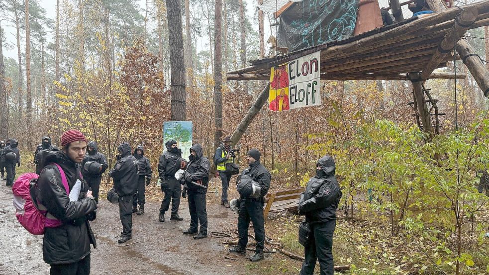 Die Polizei löst das Protestcamp von Tesla-Gegnern im Wald nahe der Tesla-Autofabrik auf. Seit Ende Februar hielten Umweltaktivisten ein Waldstück besetzt. Foto: Lutz Deckwerth/dpa